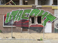 829917 Gezicht op de voorgevel van het pand Tomaatstraat 43 te Utrecht, dat gesloopt wordt. Met op de gevel graffiti ...